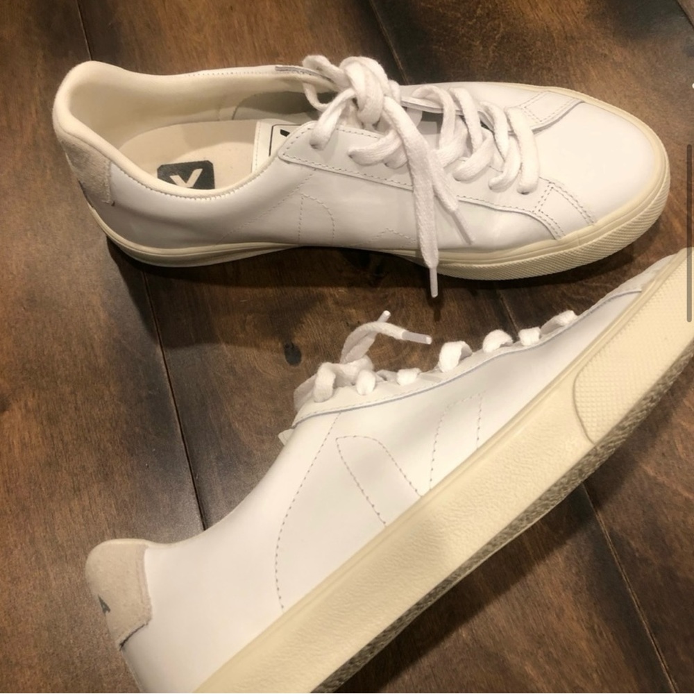 Like New Veja Esplar Leather Logo in white